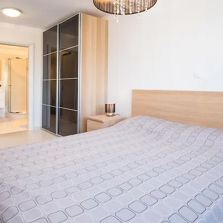 アパート Luxury Luna ニヴィーチェ