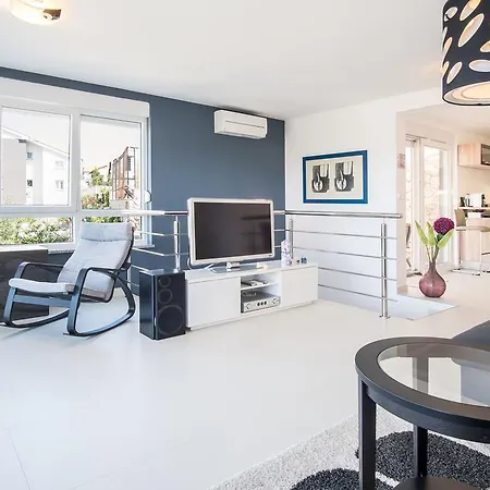 アパート Luxury Luna ニヴィーチェ