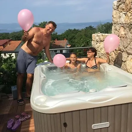 アパート Luxury Luna ニヴィーチェ